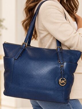 Michael Kors Jet Set Navy Pebbled Leather Tote Bag Gold Hardware MK Charm Large